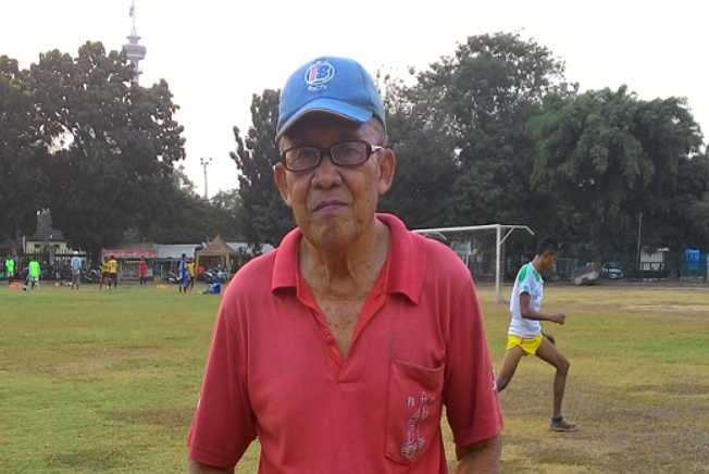 Coach atletik mendampingi latihan di stadion