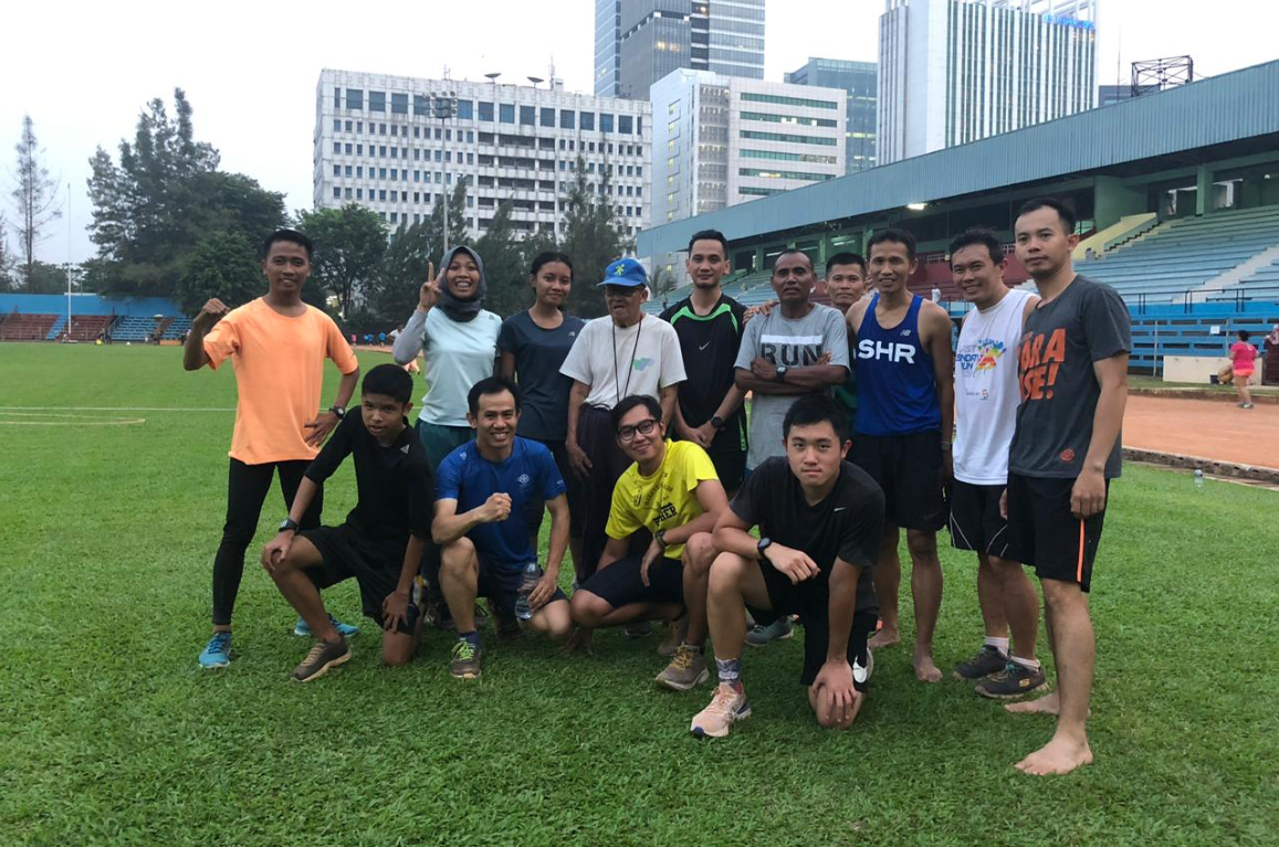 Komunitas atletik di stadion latihan Jakarta